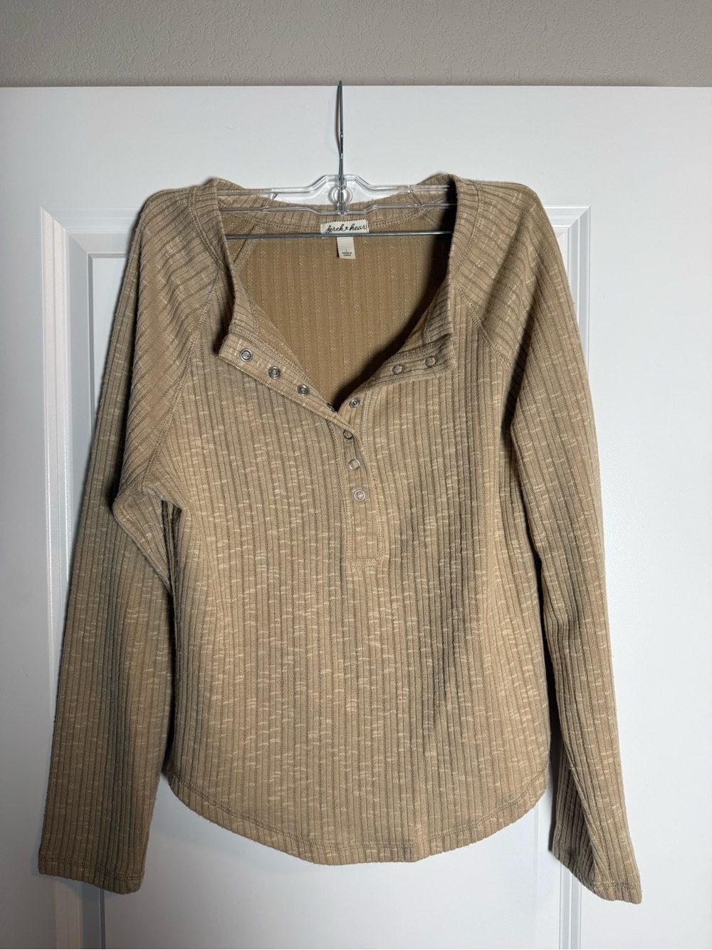 Women’s Tan Ribbed Snap-Front Long Sleeve Henley